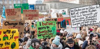 Freistellung oder Verwarnung? Schulen gehen unterschiedlich mit Klima-Demos um Fridays-for-futre-Demonstration am 25. Januar in Berlin. Am Freitagmorgen waren rund 300000 zumeist jugendliche Demonstranten auf die Straße gegangen.