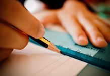 Die Anforderungen an junge Menschen in Schule und Berufsleben unterscheiden sich deutlich. Das hat nachhaltigen Einfluss auf die Persönlichkeitsentwicklung. Foto: sweetlouise / Pixabay (CC0 1.0)