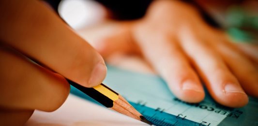 Die Anforderungen an junge Menschen in Schule und Berufsleben unterscheiden sich deutlich. Das hat nachhaltigen Einfluss auf die Persönlichkeitsentwicklung. Foto: sweetlouise / Pixabay (CC0 1.0)