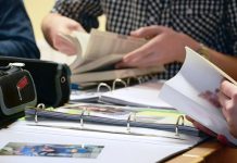 Corona-Situation: HRK fordert Vertrauen der Politik Großaufnahme dreier an enem Tisch lesender Studierender