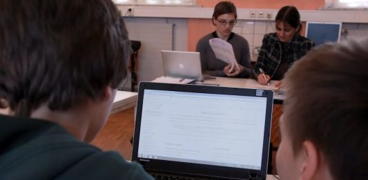 In der digitalisierten Zukunft kommt den sozialen Kompetenzen höchster Stellenwert zu. Foto: Franz Glaw / WikimediaCommons (CC BY-SA 3.0)