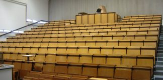 Nicht nur in die z.T. altehrwürdigen Hörsäle der thüringischen Hochschulen muss mehr Digitaltechnik einziehen, findet der Landes-RCDS. Foto: Amidasu / Wikimedia Commons (CC BY-SA 3.0)