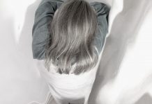 Schulleiterin: «Bis dahin wusste ich nicht, dass meine Schule eine Mobbing-Schule ist» Stundenlanges Strammstehen auf einem Blatt Löschpapier: Die Schulleiterin soll Schüler drakonisch bestraft haben (Szene gestellt). Foto: Luis Priboschek