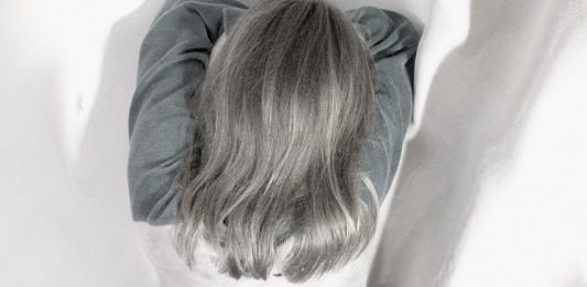 Stundenlanges Strammstehen auf einem Blatt Löschpapier: Die Schulleiterin soll Schüler drakonisch bestraft haben (Szene gestellt). Foto: Luis Priboschek