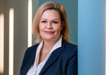 Ein Verwaltungsakt soll künftig ausreichen, extremistische Beamte (also auch Lehrkräfte) zu entlassen – ist das zu leicht?