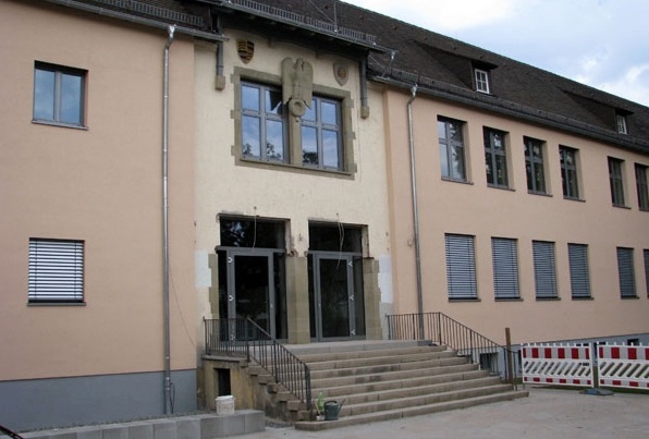 Reichsadler über dem Eingang: Die Brüder-Grimm-Schule in Künzelsau wird saniert. Foto: Brüder-Grimm-Schule