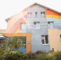 Farbenfrohe Fassade: Im „Regenbogenland“ ist vieles anders, als man es vielleicht erwartet.  (Foto: Alex Büttner)
