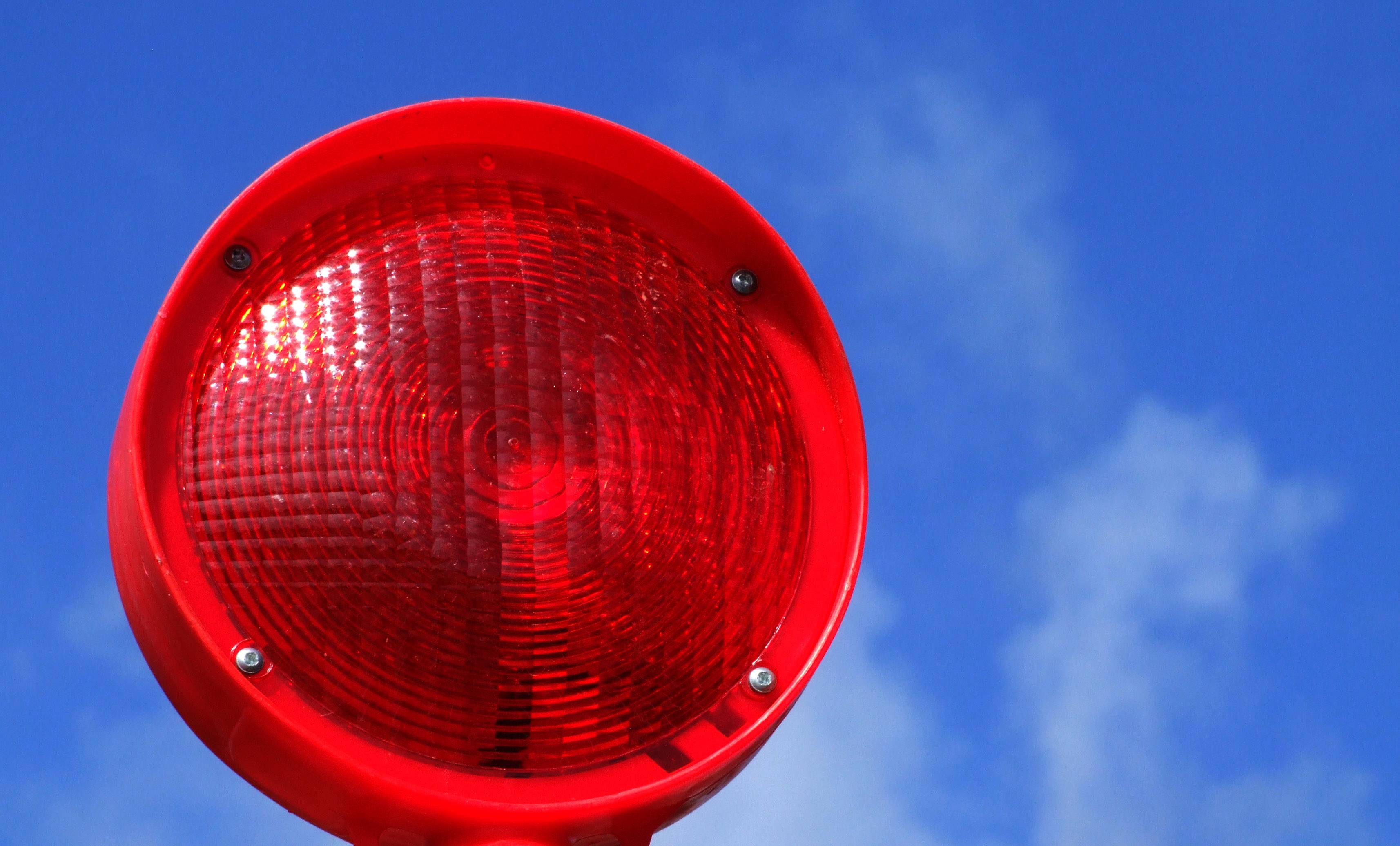 Urteil: Gemeinden können Gemeinschaftsschulen nicht gegen die Schulaufsicht errichten rotes Baustellenlicht