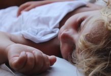 Das individuelle Schlafbedürfnis ist nicht veränderbar, doch die technische Entwicklung nimmt darauf nur wenig Rücksicht. Foto: emrahozaras / Pixabay (CC0)