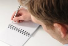 Notizen zu Schülerleistungen? Besser per Hand - meint die Düsseldorfer Grundschule. Foto: Jorma Bork / pixelio.de