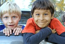 Gleiche Fehlerzahl – schlechtere Note: Migrationshintergrund macht offenbar den Unterschied Max versus Murat: Grundschulkinder mit türkischem Hintergrund erhielten schlechtere Noten im Diktat. Foto: White77 / pixabay (CC0) (bearbeitet)