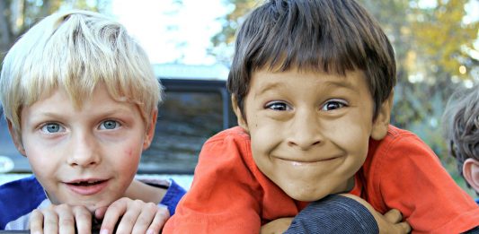 Max versus Murat: Grundschulkinder mit türkischem Hintergrund erhielten schlechtere Noten im Diktat. Foto: White77 / pixabay (CC0) (bearbeitet)