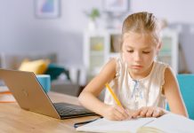 Digitalpakt, Digitalisierung, Kind am Laptop, Homeschooling. Foto: shutterstock/Gorodenkoff