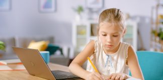 Digitalpakt, Digitalisierung, Kind am Laptop, Homeschooling. Foto: shutterstock/Gorodenkoff