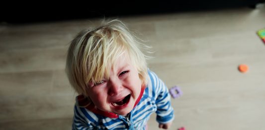 heftig weinendes Kindergartenkind von oben.