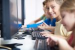 Lernen am Computer? In Deutschlands Schulen immer noch ein seltenes Bild. Foto: shutterstock