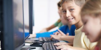 Lernen am Computer? In Deutschlands Schulen immer noch ein seltenes Bild. Foto: shutterstock