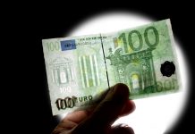 Schüler verteilt Falschgeld an Mitschüler (der damit Pizza holen will)