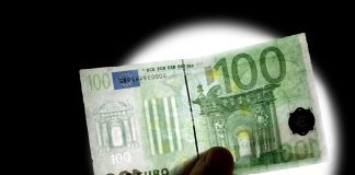 Schüler verteilt Falschgeld an Mitschüler (der damit Pizza holen will)