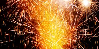 Feuerwerksbatterie am Schuleingang gezündet – Polizei fahndet nach Tätern