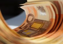 Grundschüler findet 15.000 Euro im Schulgarten (und übergibt sie der Schulleiterin)