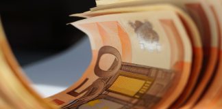 Grundschüler findet 15.000 Euro im Schulgarten (und übergibt sie der Schulleiterin)