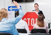 Durchfallquote von Fahrschülern steigt: Fahrlehrerverband macht als Problem das Handy aus