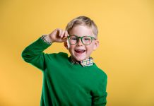 AOK warnt: Eine Sehschwäche kann Kinder stark beeinträchtigen (auch im Unterricht)