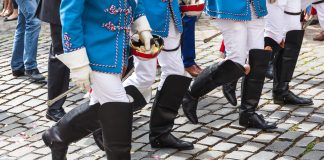 Rechtsextreme Burschenschaft verteilt Flyer an Schulen – Schulleiter erteilt Hausverbot