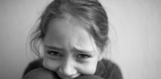 Soziale Ausgrenzung: Lehrkräfte würden eher einem betroffenen Mädchen helfen