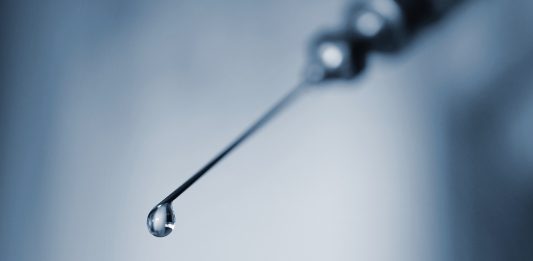 Ein Tropfen an derSpitze einer Spritze