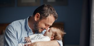 Väter in Deutschland sind bei der Geburt ihres Kindes immer älter