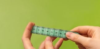 Schulgeländer seit 100 Jahren sieben Zentimeter zu niedrig: Stadt schickt Wachdienst