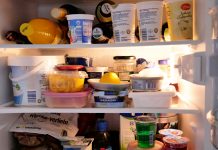 vollgefüllter, geöffneter Kühlschrank