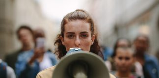 Umfrage zur Demokratie: Viele Bürgerinnen und Bürger (vor allem jüngere) stellen hohe Erwartungen an Kita und Schule