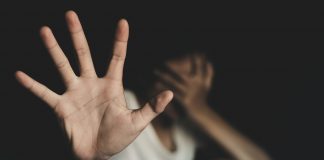 Zu wenig, zu spät? Demonstranten fordern Konsequenzen für gewalttätigen Lehrer