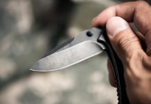 Zwei Gewaltvorfälle (unabhängig voneinander): Lehrkräfte mit Messern in Angst versetzt