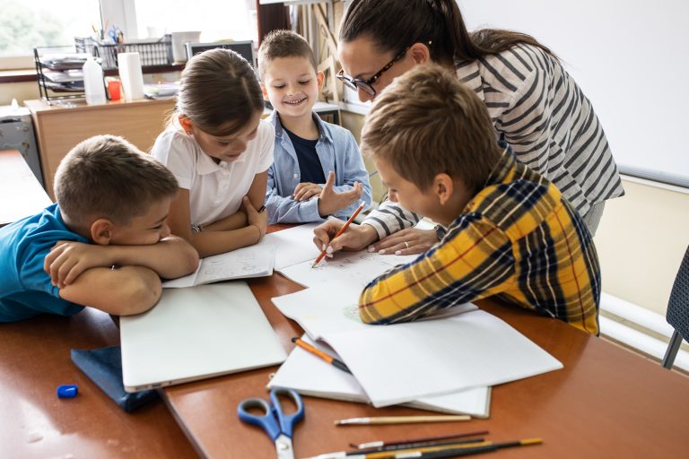 Nur noch infizierte Schüler und Sitznachbarn in Quarantäne? Schulleiter: praxisfern