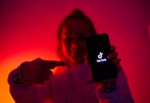 “Gefahr für unsere Demokratie”: Kultusministerin will Kindern TikTok und Co. verbieten – bald Thema in der KMK?