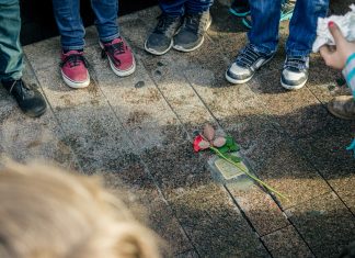 Nach Stolperstein-Beschluss von CDU und AfD: Bildungsministerin (CDU) spricht von „Skandal“