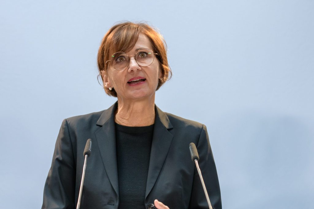 Bettina Stark-Watzinger an einem Rednerpult