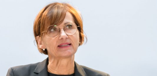 Bundesbildungsministerin Bettina Stark-Watzinger schaut nach lilnks oben.