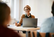 Umfrage: Lehrkräfte geben sich selbst eine Zwei minus in Digitalkompetenz