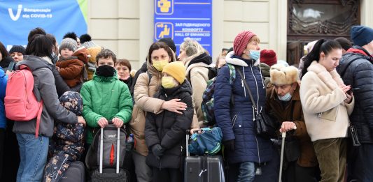 Ein überfüllter Bahnsteig