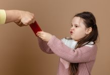 „Stellen ja auch nicht Wodka ins Kinderzimmer“: Philologen für strenge Handy-Verbote