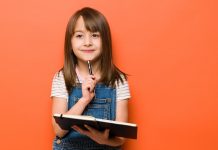 Tag der Handschrift: Warum sich das Schreiben mit der Hand immer noch lohnt Mädchen mit Stift und Heft.