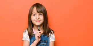 Mädchen mit Stift und Heft.