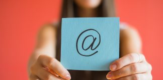 Wie lächerlich ist das? Lehrkräfte müssen weiter auf einheitliche Mailadressen warten