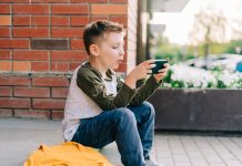 Schüler vor Smartphones schützen? Unnötig – sagt der Deutsche Lehrerverband