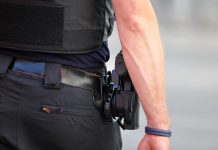 Grundschüler besuchen Polizeistation – dabei löst sich ein Schuss… Neue Details